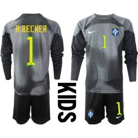 Brasil Alisson Becker #1 Keeper Hjemmedraktsett Barn VM 2022 Langermet (+ Korte bukser)